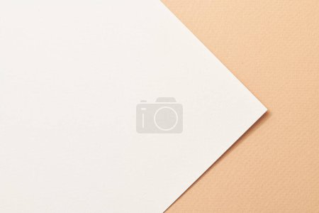 Téléchargez les photos : Papier kraft brut fond, texture du papier beige couleurs blanches. Maquette avec espace de copie pour le texte - en image libre de droit