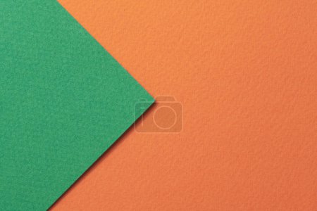 Foto de Fondo de papel kraft áspero, textura de papel de color verde naranja. Mockup con espacio de copia para texto - Imagen libre de derechos