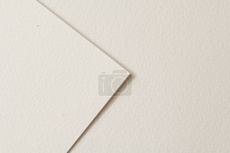 Foto de Trozos de papel kraft áspero fondo, textura de papel monocromo geométrico color beige. Mockup con espacio de copia para texto - Imagen libre de derechos