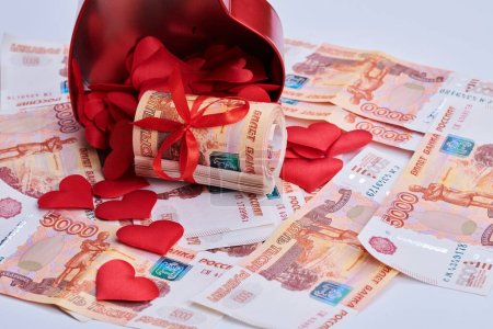 Foto de Rublos rusos sobre fondo blanco, paquete de cinco mil billetes con cinta roja en caja del corazón, concepto de regalo de dinero - Imagen libre de derechos