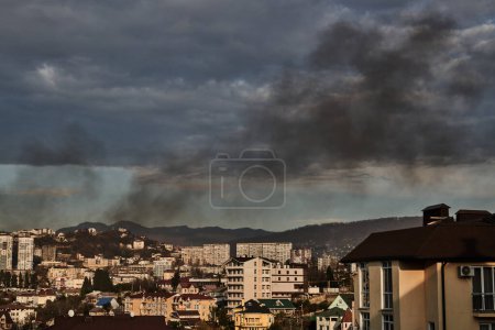 Téléchargez les photos : Paysage de la ville en fumée. Forêts en feu, pollution de l'environnement - en image libre de droit