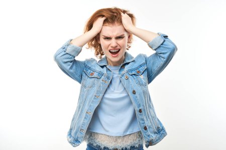 Téléchargez les photos : Portrait rousse en colère jeune femme criant isolé sur fond de studio blanc, montrant une émotion négative - en image libre de droit