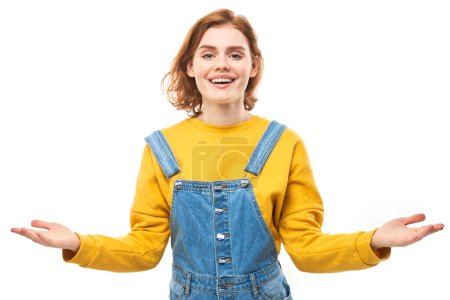 Téléchargez les photos : Portrait de jeune femme rousse heureuse écartant les mains avec joie et inspiration. Mains grandes ouvertes isolées sur fond de studio blanc - en image libre de droit