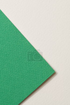 Téléchargez les photos : Papier kraft brut fond, texture du papier blanc couleurs vertes. Maquette avec espace de copie pour le texte - en image libre de droit