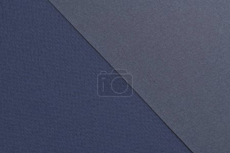 Téléchargez les photos : Papier kraft brut fond, texture du papier différentes nuances de bleu. Maquette avec espace de copie pour tex - en image libre de droit