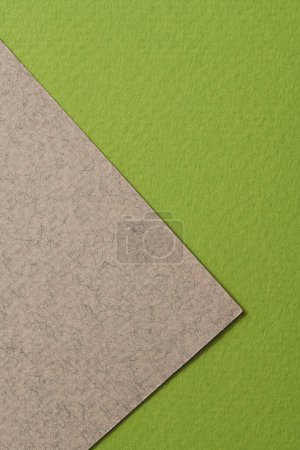 Téléchargez les photos : Papier kraft brut fond, texture du papier vert couleurs grises. Maquette avec espace de copie pour le texte - en image libre de droit