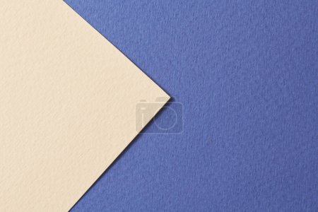 Téléchargez les photos : Papier kraft brut fond, texture du papier bleu beige couleurs. Maquette avec espace de copie pour le texte - en image libre de droit