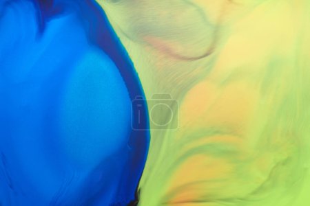 Téléchargez les photos : Art liquide abstrait de fond créatif, taches et taches de peinture contrastées, encre d'alcool bleu jaune vert - en image libre de droit