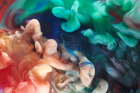 Foto de Fondo de humo abstracto multicolor. Mezclar tinta de alcohol, arte líquido creativo maqueta con espacio de copia. Olas de pintura acrílica bajo el agua - Imagen libre de derechos