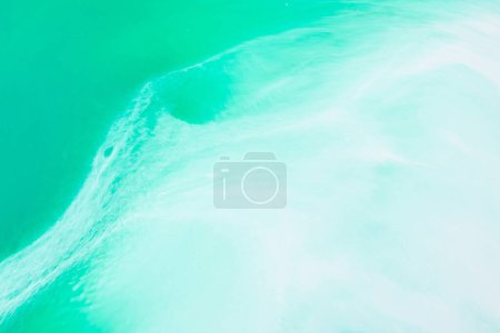 Foto de Mezcla ligera de colores verdes fondo creativo. Impresión artística abstracta, manchas y manchas de acuarela, flujos de tinta de alcohol - Imagen libre de derechos