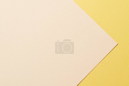 Téléchargez les photos : Papier kraft brut fond, texture du papier jaune beige couleurs. Maquette avec espace de copie pour le texte - en image libre de droit