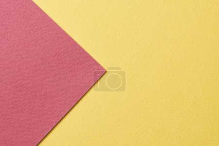 Téléchargez les photos : Papier kraft brut fond, texture du papier couleurs jaune bordeaux. Maquette avec espace de copie pour le texte - en image libre de droit