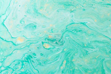 Foto de Fondo de color verde abstracto. Arte fluido multicolor. Olas, salpicaduras y manchas de tinta acrílica de alcohol, pinturas bajo el agua - Imagen libre de derechos