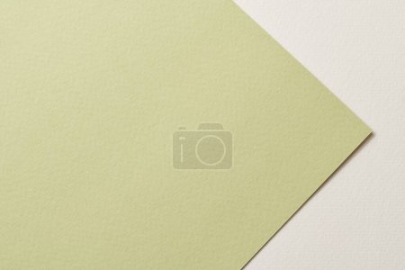 Téléchargez les photos : Papier kraft brut fond, texture du papier blanc couleurs vertes. Maquette avec espace de copie pour le texte - en image libre de droit