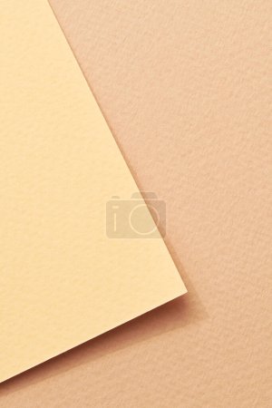 Téléchargez les photos : Papier kraft brut fond, texture du papier différentes nuances de beige Mockup avec espace de copie pour le texte - en image libre de droit