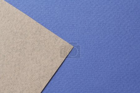 Foto de Fondo de papel kraft áspero, textura de papel gris colores azules. Mockup con espacio de copia para texto - Imagen libre de derechos