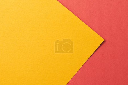 Foto de Fondo de papel kraft áspero, textura de papel rojo colores amarillos. Mockup con espacio de copia para texto - Imagen libre de derechos