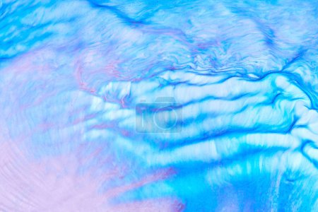 Téléchargez les photos : Fond abstrait de couleur bleue. Art fluide multicolore. Ondes, éclaboussures et taches encre d'alcool acrylique, peintures sous l'eau - en image libre de droit