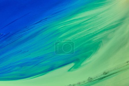 Foto de Fondo abstracto creativo multicolor. Textura de pintura acrílica. Manchas y manchas de tinta de alcohol verde colores azules, ar líquido - Imagen libre de derechos