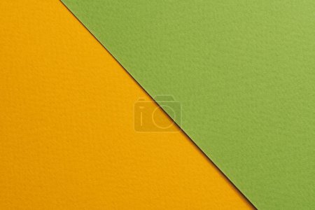 Foto de Fondo de papel kraft áspero, textura de papel de color verde naranja. Mockup con espacio de copia para texto - Imagen libre de derechos