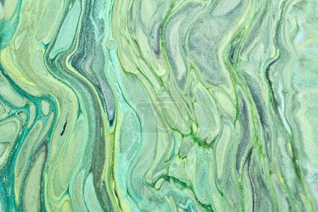 Téléchargez les photos : Fond de couleur vert abstrait. Art fluide multicolore. Ondes, éclaboussures et taches encre d'alcool acrylique, peintures sous l'eau - en image libre de droit