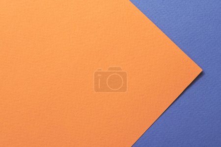 Téléchargez les photos : Papier kraft brut fond, texture du papier orange couleurs bleues. Maquette avec espace de copie pour le texte - en image libre de droit