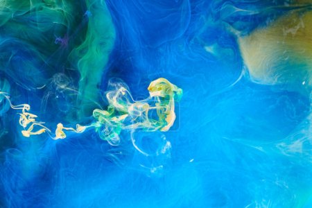 Téléchargez les photos : Bleu contraste fond d'art liquide. Explosion d'encre de peinture, nuages abstraits de maquettes de fumée, aquarelle sous l'eau - en image libre de droit