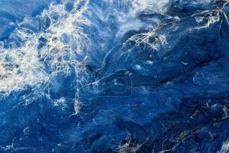 Foto de Fondo de color azul abstracto. Arte fluido multicolor. Olas, salpicaduras y manchas de tinta acrílica de alcohol, pinturas bajo el agua - Imagen libre de derechos