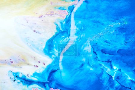 Téléchargez les photos : Fond abstrait de couleur bleue. Art fluide multicolore. Ondes, éclaboussures et taches encre d'alcool acrylique, peintures sous l'eau - en image libre de droit