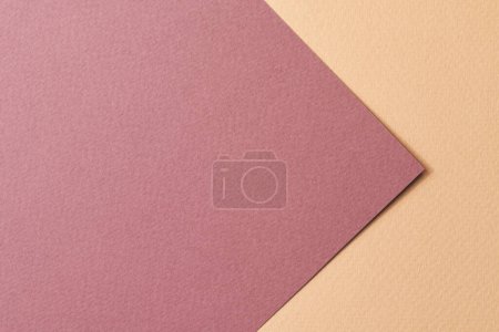 Téléchargez les photos : Papier kraft brut fond, texture du papier couleur beige bordeaux. Maquette avec espace de copie pour le texte - en image libre de droit