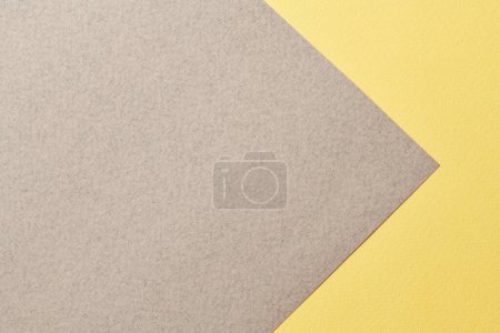 Téléchargez les photos : Papier kraft brut fond, texture du papier gris couleurs jaunes. Maquette avec espace de copie pour le texte - en image libre de droit