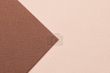 Téléchargez les photos : Papier kraft brut fond, texture du papier beige couleurs marron. Maquette avec espace de copie pour le texte - en image libre de droit