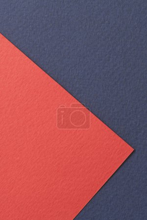 Téléchargez les photos : Papier kraft brut fond, texture du papier rouge couleurs bleues. Maquette avec espace de copie pour le texte - en image libre de droit
