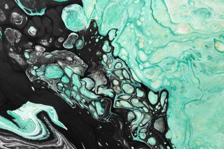 Foto de Fondo de color negro verde abstracto. Arte fluido multicolor. Olas, salpicaduras y manchas de tinta acrílica de alcohol, pinturas bajo el agua - Imagen libre de derechos