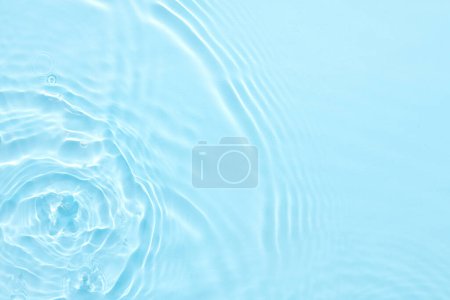 Téléchargez les photos : Surface bleu eau fond abstrait. Ondes et ondulations d'hydratant cosmétique avec bulles - en image libre de droit