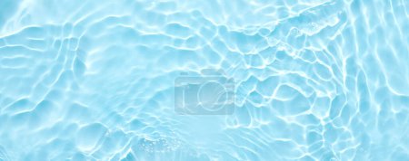 Foto de Fondo abstracto de superficie azul agua. Ondas y ondas de crema hidratante cosmética con burbujas - Imagen libre de derechos