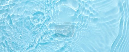 Téléchargez les photos : Surface bleu eau fond abstrait. Ondes et ondulations d'hydratant cosmétique avec bulles - en image libre de droit