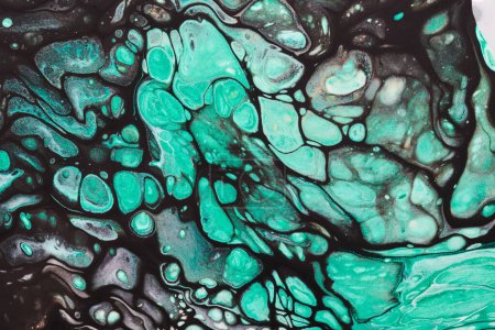 Foto de Fondo de color negro verde abstracto. Arte fluido multicolor. Olas, salpicaduras y manchas de tinta acrílica de alcohol, pinturas bajo el agua - Imagen libre de derechos