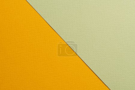 Téléchargez les photos : Papier kraft brut fond, texture du papier orange couleurs vertes. Maquette avec espace de copie pour le texte - en image libre de droit