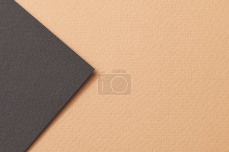 Foto de Fondo de papel kraft áspero, textura de papel negro beige colores. Mockup con espacio de copia para texto - Imagen libre de derechos