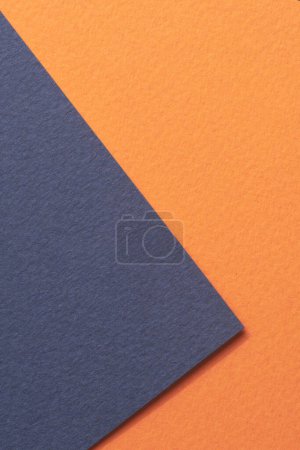 Foto de Fondo de papel kraft áspero, textura de papel naranja colores azules. Mockup con espacio de copia para texto - Imagen libre de derechos