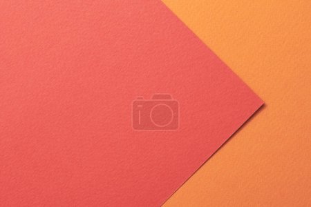 Foto de Fondo de papel kraft áspero, textura de papel naranja colores rojos. Mockup con espacio de copia para texto - Imagen libre de derechos