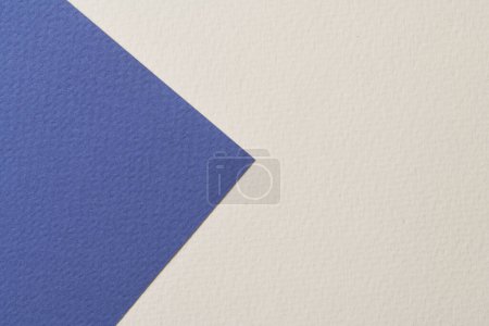 Foto de Fondo de papel kraft áspero, textura de papel azul colores blancos. Mockup con espacio de copia para texto - Imagen libre de derechos