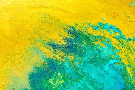 Foto de Fondo abstracto creativo multicolor. Textura de pintura acrílica. Manchas y manchas de tinta de alcohol verde azul amarillo colores, ar líquido - Imagen libre de derechos