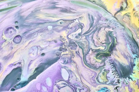 Téléchargez les photos : Multicolore fond abstrait créatif. Encre d'alcool lilas. Ondes, taches, taches et traits de peinture, texture de marbre - en image libre de droit