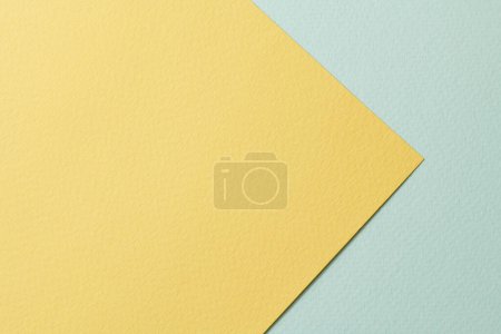 Téléchargez les photos : Papier kraft brut, texture papier couleur jaune menthe. Maquette avec espace de copie pour le texte - en image libre de droit
