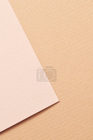 Téléchargez les photos : Papier kraft brut fond, texture du papier beige couleurs sable. Maquette avec espace de copie pour le texte - en image libre de droit