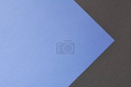 Téléchargez les photos : Papier kraft brut fond, texture du papier noir couleurs bleues. Maquette avec espace de copie pour le texte - en image libre de droit