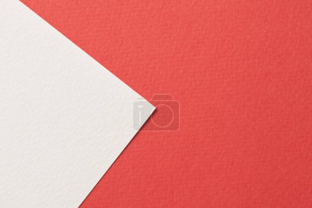 Téléchargez les photos : Papier kraft brut fond, texture du papier rouge couleurs blanches. Maquette avec espace de copie pour le texte - en image libre de droit
