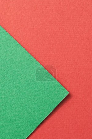 Foto de Fondo de papel kraft áspero, textura de papel colores verdes rojos. Mockup con espacio de copia para texto - Imagen libre de derechos